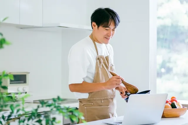 料理をする男性