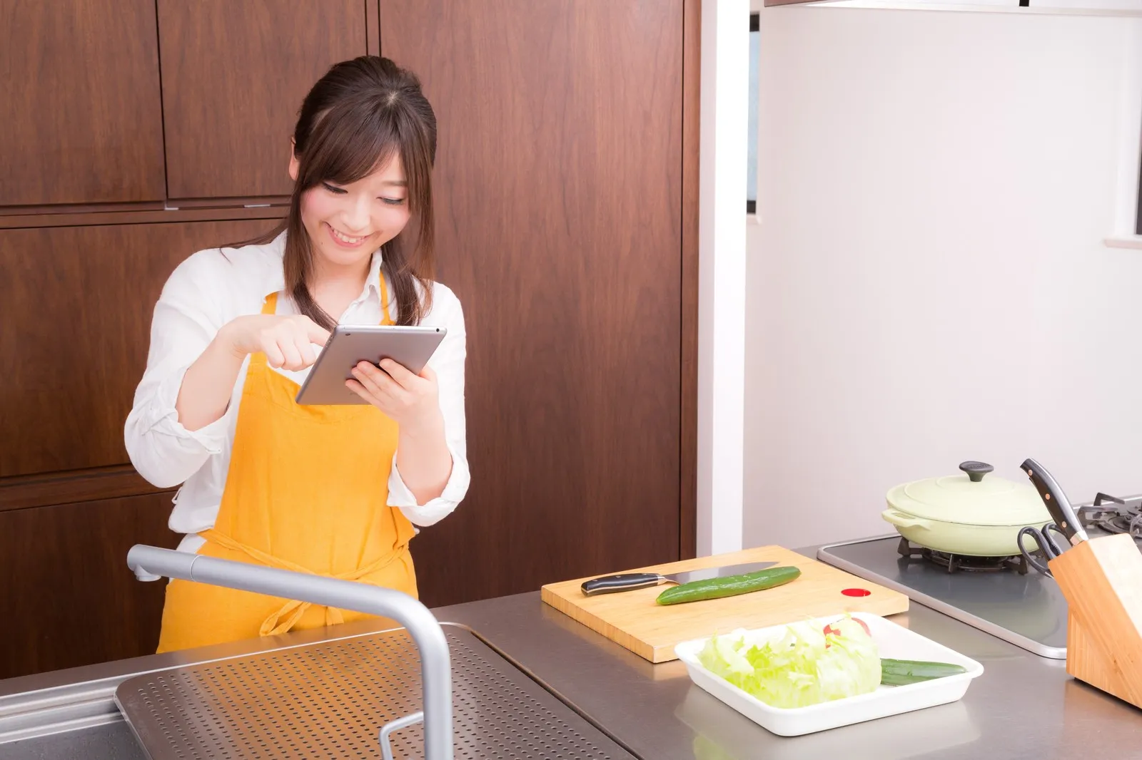 料理をする女性