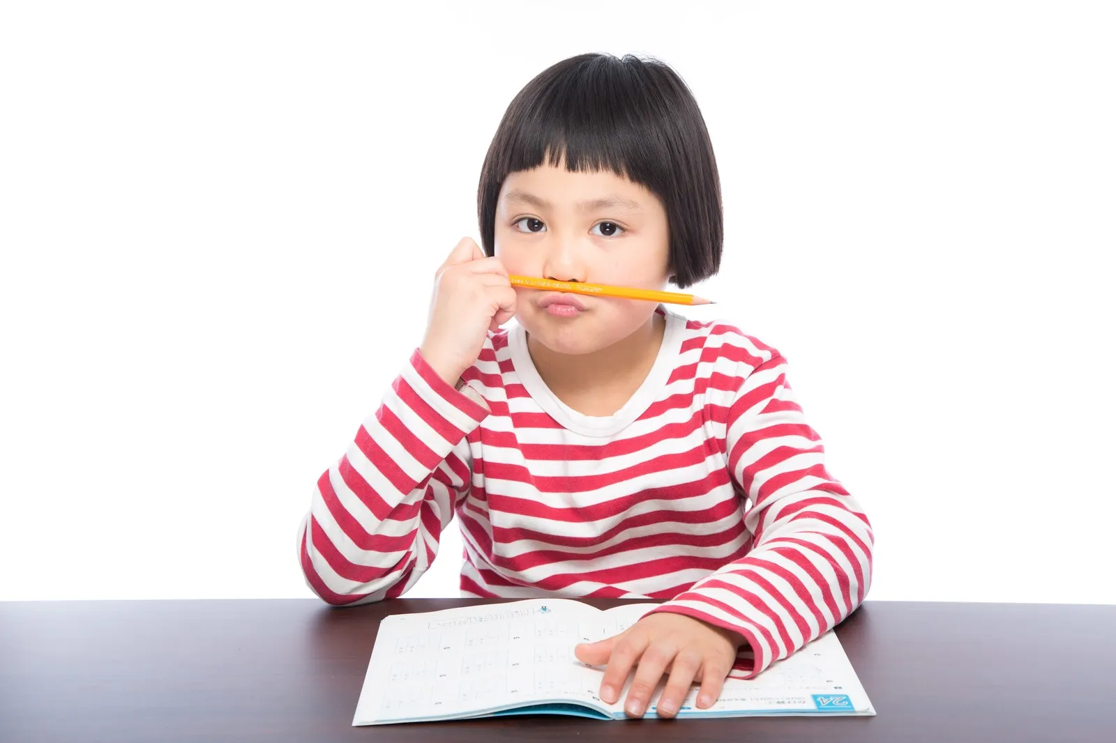 塾で勉強する子供