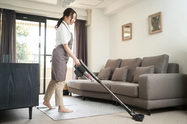 茶色いエプロンを着たアジア人の女性