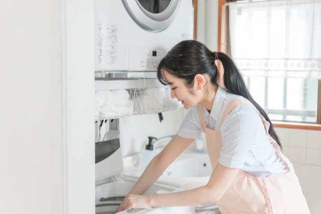 洗濯機を掃除する女性