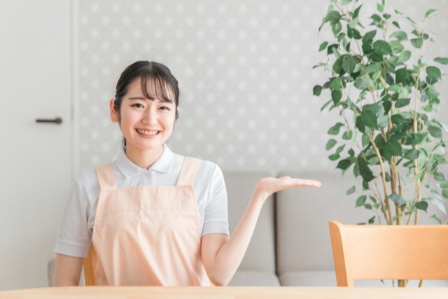 ピンクいエプロンを着た女性