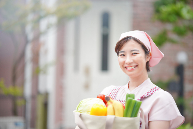 野菜を持つ女性